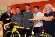 Thomas Binggeli (CEO und Teilhaber BMC Group), Philippe Gilbert, Michael Schaer, John Lelangue (BMC Racing Team) und Andy Rihs (Teilhaber BMC Group und BMC Racing Team) (vlnr).