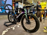 E-Bike und Zeitfahrrad in einem am Stand von Decathlon-Marke Van Rysel.