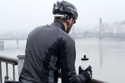 Die Regenjacke von Showers Pass macht Biken auch bei Regenwetter zu einem Vergnügen.