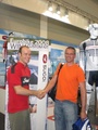Sugoi-Mitarbeiter Pascal Wehr (links) gratuliert Markus Dorer (rechts) aus Furtwangen, dem Gewinner eines Custom-Kits