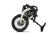 Das Falt-E-Bike von General Motors passt in jeden Kofferraum.