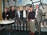 Präsentierten die neue Ligaplus: Fahrradhändler Karl Gerdes, Stefan Stiener (Velotraum), Heiko Müller (Riese und Müller), Andreas Lübeck, Ulf Blume, Jochen Kleinebenne (Patria), Andreas Gehlen (Zwei plus zwei)