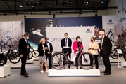 Bundesverkehrsminister Andreas Scheuer, Managing Directors Susanne und Felix Puello, Bayerns Ministerpräsident Markus Soeder, VDA Praesidentin Hildegard Mueller, Bundeskanzlerin Angela Merkel und Baden-Wuerttembergs Ministerpraesident Winfried Kretschmann am Stand von Husqvarna (v. l. n. r.)