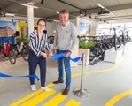 Elena Laidler-Zettelmeyer vom Bundesverband Zukunft Fahrrad und Paul Vreeburg, Geschäftsführer von Royal Dutch Gazelle, eröffnen offiziell das Gazelle E-Bike Testcenter Berlin.