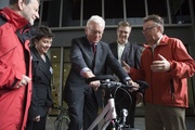 Der Präsident des Eurpäischen Parlaments, Dr. Hans-Gert Pötterling bei einem Fahrversuch mit ETRA-Geschäftsführerin Annick Roetynck (2. von links) und MEP Michael Cramer (ganz links).