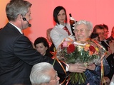 Bernhard Lange gratuliert seiner Mutter Fernanda Lange mit 60 Rosen.