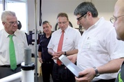 In der Werkstatt der Manufaktur nimmt Ministerpräsident Kretschmann den neu entwickelten Hochleistungs-Akkupack in Augenschein.