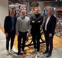 v.l.n.r: Armin Weger (Geschäftsführer Engelhorn Sports), René Scheilen (Director New Business & Retail Cooperation Rose Bikes), Marcus Diekmann (Geschäftsführer Rose Bikes) und Fabian Engelhorn (geschäftsführender Gesellschafter bei Engelhorn).