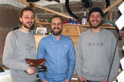 Strahlende Gesichter: Brooks Brand Specialist, Constantin Bosch (m.), mit Sebastian Meyer (l.) und Christopher Tuma (r.) bei der Auszeichnung in Stuttgart.