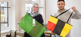 Die Upcycling-Produkte werden von syrischen Geflüchteten in Handarbeit hergestellt.