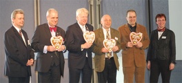 Vier Vertreter der qualifizierten Kommunen Bamberg, Karlsruhe, Halle/Saale und Dortmund  eingerahmt von Astrid Klug (rechts) und Ulrich Kasparick (links)