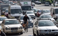 Abgase und viel zu viele Autos: so sieht Fahrradfahren in der Hauptstadt aktuell aus.