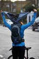 Ganz einfach lässt sich aus dem Rucksack eine Regenjacke zaubern.
