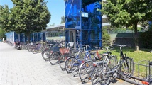 Am Bahnhof Kieferngarten gibt es auch ein Bike+Ride-Parkhaus mit  teilweise abschließbaren Abstellplätzen für 280 Fahrräder.