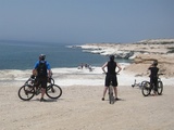 Weiße Felsen, blauer Meer: Zypern hat für Mountainbiker und Rennradfahrer viel zu bieten.