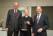 Walter Hirche, Niedersächsischer Minister für Wirtschaft, Arbeit und Verkehr, überreichte gemeinsam mit Dr. Christian Hinsch, dem Vorstandsvorsitzenden der HDI-Gerling Sachersicherungen, den HDI-Gerling Innovationspreis für Sicherheit 2008.