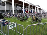 Ein sicherer Platz für Fahrräder vor dem Messeeingang.