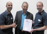 Freude über Platz drei bei HP Velotechnik: VSF-Vorstand Albert Herresthal übergibt die Urkunde
