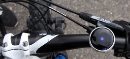 Der Haize-Kompass kann ans Fahrrad geschraubt, aber auch am Handgelenk getragen werden.