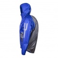Die Regenjacke bedeckt auch den Rucksack vollständig.