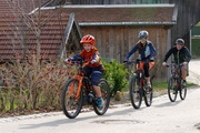 Der Elektroantrieb versüßt Kindern nicht nur das Fahren, in dem er die Belastungsspitzen kappt, er sorgt auch für mehr Spannung auf der Tour.