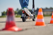 Der ADAC hat E-Scooter unter die Lupe genommen. 