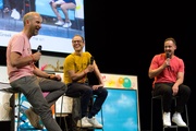 Die Firmengründer Greg Sand (links) und Emmanuel Antonot (Mitte) reflektierten die letzten zehn Jahre, inklusive Dia-Show und vielen Wegbegleitern.