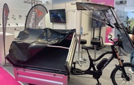 Foto: velobiz.de - auf der Eurobike präsentierte XCYC in Halle 8 u.a. einen Lastenrad mit einem kippbaren Aufbau. Zielgruppe sind gewerbliche Nutzer, beispielsweise in Landschaftsgärtnereien. 