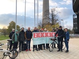 Im November 2019 noch optimistisch: Dr. Ute Symanski bei der Übergabe von 207.000 Unterschriften der Volksinitiative Aufbruch Fahrrad u. a. für 25 % Radanteil in NRW mit Landesverkehrsminister Hendrik Wüst. 