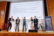 Prominenz diskutiert auf dem Podium über Radverkehrspolitik