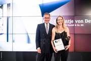 Andrej Kupetz, Geschäftsführer Rat für Formgebung, überreicht den German Brand Award an Antje von Dewitz, Geschäftsführerin von Vaude.
