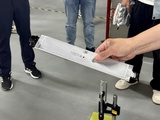 Nagelpenetrationstest ohne Explosion oder Hitzeentwicklung bestanden. Sunny He präsentiert eine beschädigte Zelle in der Gallop-Fabrik in Suzhou.
