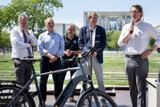 Begrüßung vor dem Startschuss zur Parlamentarischen Radtour.