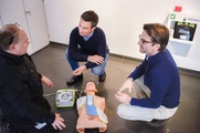 Wolfgang Schäbler (von li.) von der Firma Wero Medical erklärt Christoph Mannel (Mitte) und Dominik Thiele die neuen AED-Geräte.