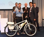 Florian Dobner nimmt den E-Bike-Award entgegen