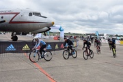 Rund um den Rosinenbomber auf dem Flughafen-Vorfeld tobte sich die Berliner Radsport-Szene aus.