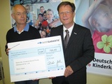 links Jens Kort (Geschäftsführer der Deutschen Kinderkrebsstiftung), rechts Georg Düsener (Verkaufsleiter WERTGARANTIE