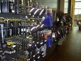 Im Showroom angegliedert ist auch ein kleiner Bikeshop, in dem Zubehör, Accessoires und Bikewear angeboten werden.