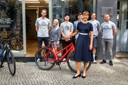 Die estnische Präsidentin Kersti Kaljulaid besucht in Berlin Ampler Bikes 