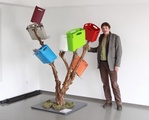Marketing-Mann Dominik Peitsch am Bootbag-Baum