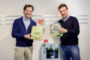 Dominik Thiele (li.) und Christoph Mannel bei der Inbetriebnahme der neuen AEDs.