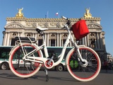 Stilvoll in Paris: Die Pedelec-Version des Elle-Rads bringt Schwung ins Leben.