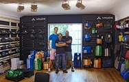 Benjamin Hasenjäger (Visual Merchandising), Carsten Czech (Außendienst Mountain Sports) und Thomas Kuban (Außendienst Bike Sports) im neu gestalteten Hamburger Vaude-Showroom.