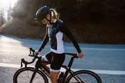 Veloine heißt eine neue Marke für sportliche Radfahrerinnen.