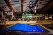 Große Sprünge im Indoor Bikepark