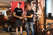 Stefan Solbach (links) ist erster Pro-Shop-Händler von Time.