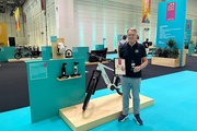 Foto: HNC Switzerland - Hans Nørgard von HNC Switzerland GmbH posiert in Halle 8 der Messe Frankfurt
stolz mit dem Muster-E-Bike von Tour de Suisse und dem Eurobike Award.