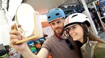 Auf der VELOFrankfurt konnte man auch Accessoires wie etwa Helme testen.