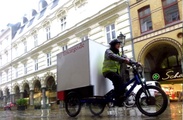 Die Produkte verschiedener Unternehmen werden von Kurieren per Lastenrad direkt an die Kunden geliefert.