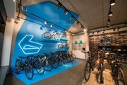 Modernes Ambiente im neuen E-Bike-Store
